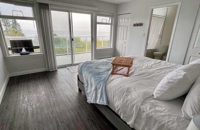 Family-size home 5-minutes' walk from Gordon's Beach, peaceful and convenient!