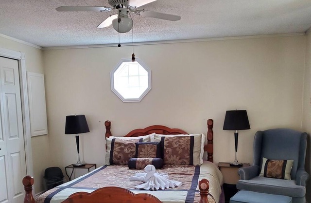 Family Sized full mini home, Quiet, Beaches and Shopping