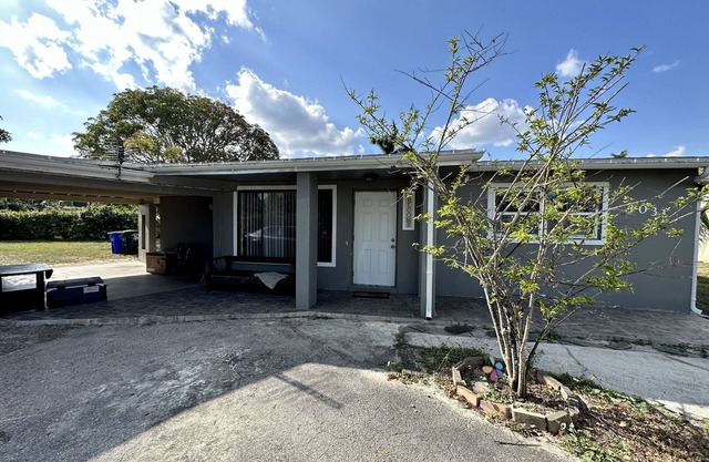 Family-sized house with only 5 minutes away from downtown!