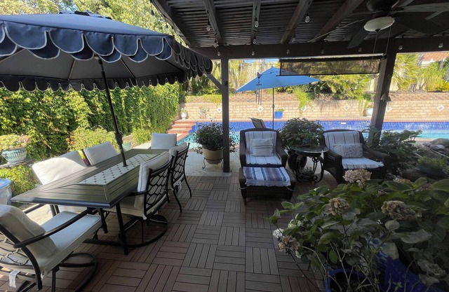 Family-sized House with Pool and Koi Pond. Minutes to winery and skydiving!