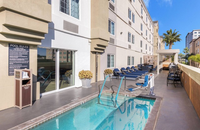 Family‑Sized Studio: 2 Doubles | Gym, Pool & Disney Shuttle! Pet Friendly Stay