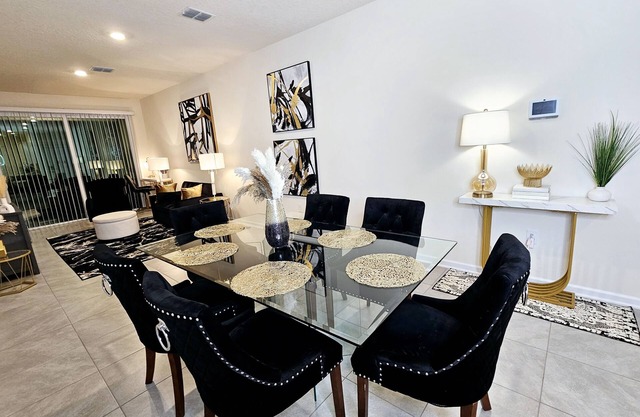 Family-sized townhome, mins from wedding venue & shopping @ Oakleaf Town Center