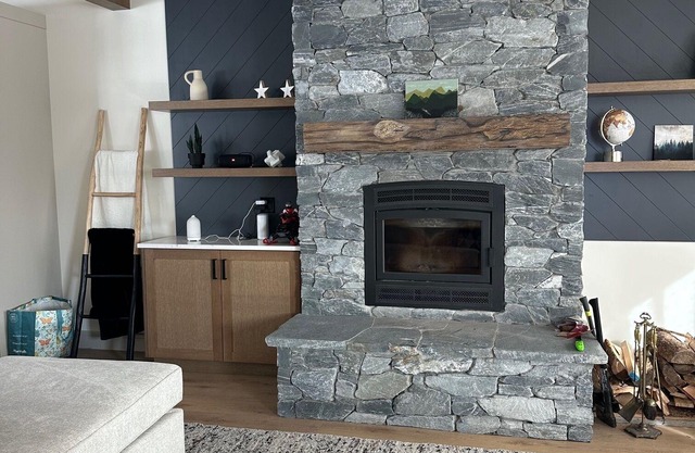 Family-sized townhome steps away from Apex Mountain Resort 35min from Penticton