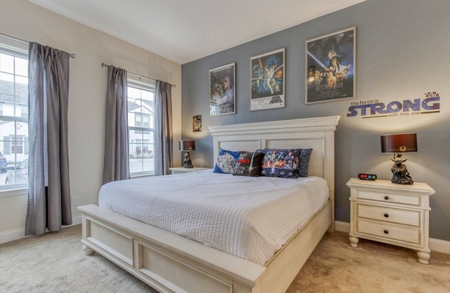 Family-sized townhome with private pool & screened-in patio!