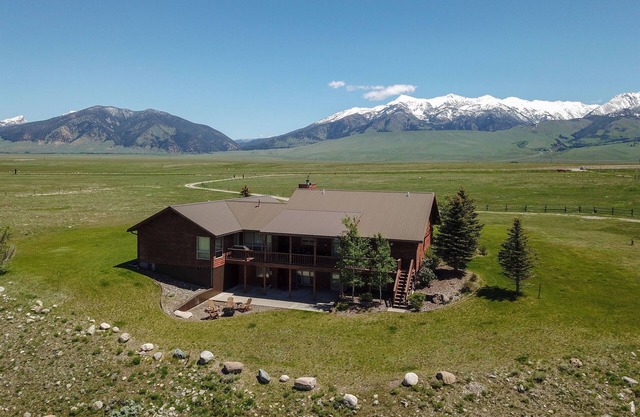 Madison River Mit Blick auf die 4 Leggs River Ranch