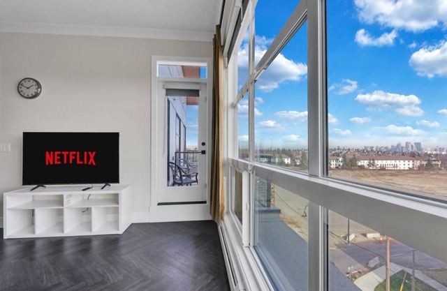 Family Stylish 2BR Condo with City View, DT, Balcony, Free Parking & In-Suite Laundry!