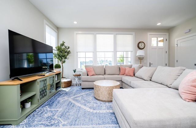 Family Tides at Harbor Shores - Close by the beautiful beaches of Lake Michigan