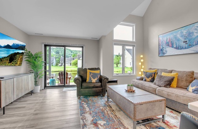 Renovated Townhome, Fireplace, 120V EV Charger