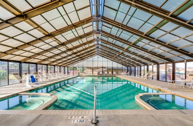 Family Vacation at Lake Conroe! | Villa + 5 Pools