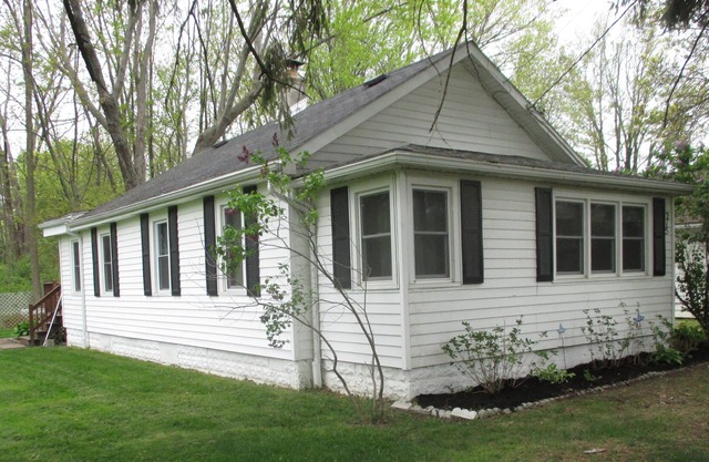 Family Vacation Cottage Home Rental Close to Beach Parks Restaurants Bar