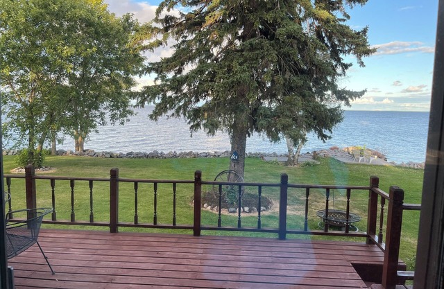 Family vacation or a crafting weekend in this quiet family home with lake views.