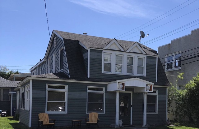 Family vacation spot! 4 BR home, 1 block to beach w/2 car parking in driveway
