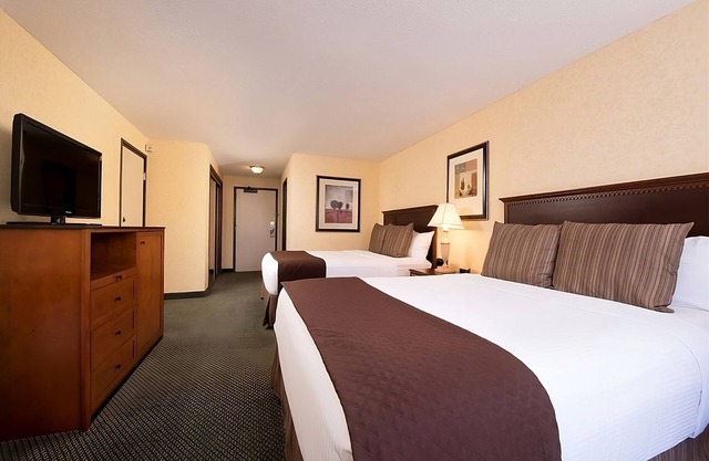Family Vacay! Comfortable Unit, Onsite Pool, FREE Parking, Pets are Welcome too!
