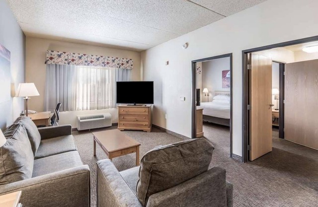 Family Vacay! Spacious Unit, Pool, Free Breakfast, Wifi, and Parking