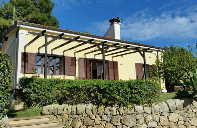 Familienvilla am Strand mit großem Garten, Meerblick und privatem Parkplatz