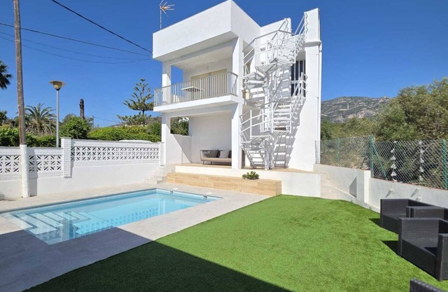 Family villa in Alcanar Playa with swimming pool, chill out and barbecue.