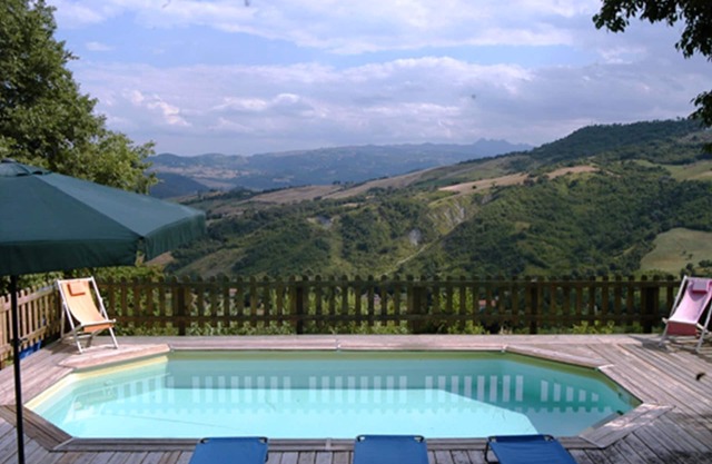 Familienvilla in atemberaubender ländlicher Landschaft mit Blick auf die Berge, schöner Pool