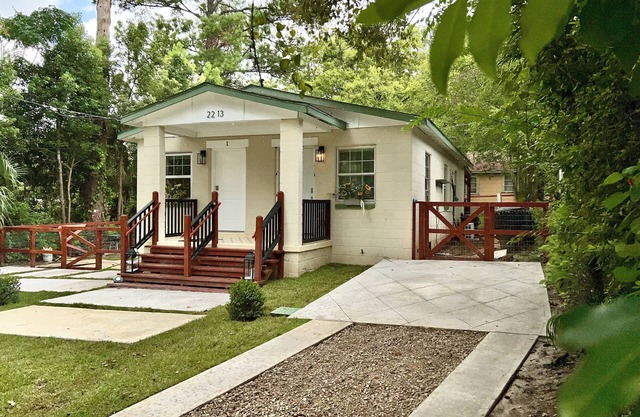 FAMU/FSU 1 bedroom/1 bath cozy home-deck, private fenced yard, free parking