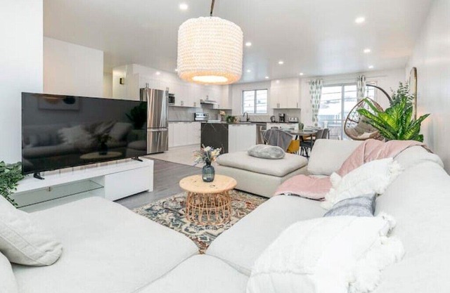 Fancy 3BDR single house close to DT(F1,Olympic) with private driveway