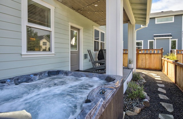 Fancy Finish Cottage - Oyhut Bay Seaside Village