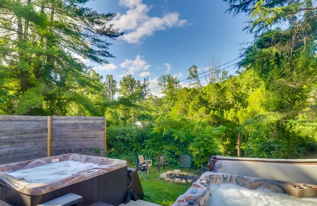 Fancy Hill Estate w/ Hot Tubs & Waterfront View!