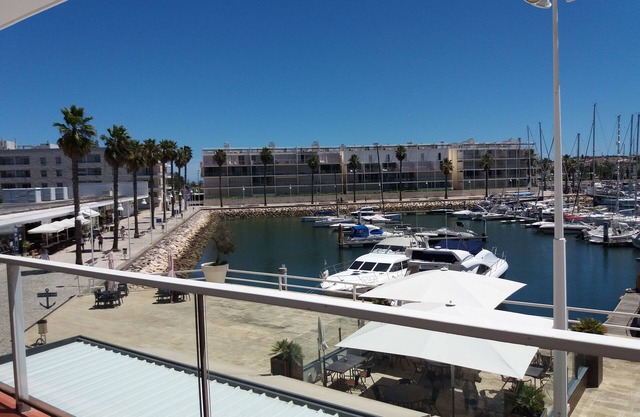 Fantastic 2 Bedroom Front Line Apartment overlooking the Marina