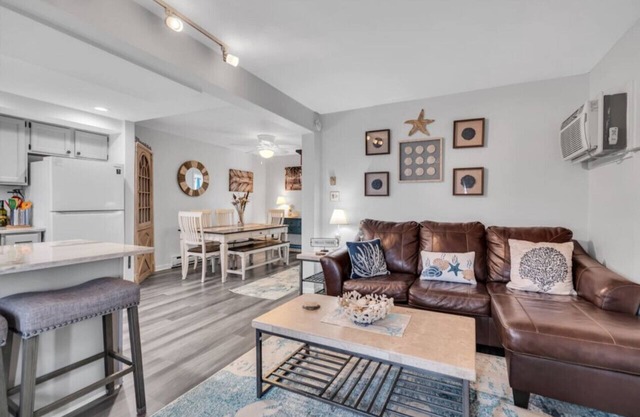 FANTASTIC 2 BR 2 Blocks to beach pool balcony