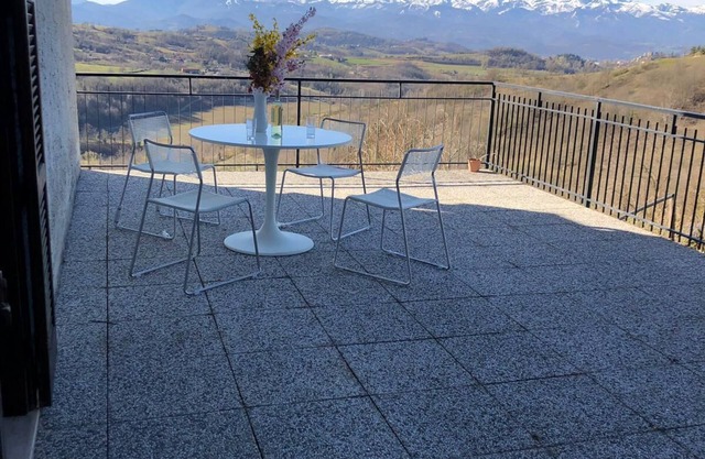 Traumhafte 2 Zimmer Terrassenwohnung mit Blick auf die Weinberge Piemont's