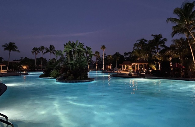 Fantastische 2BR & 2BA, nur wenige Schritte vom Pool und wunderschönem Blick auf den See!