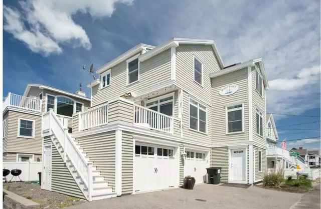 Fantastic Beach House! 4 bedroom across the Ocean.