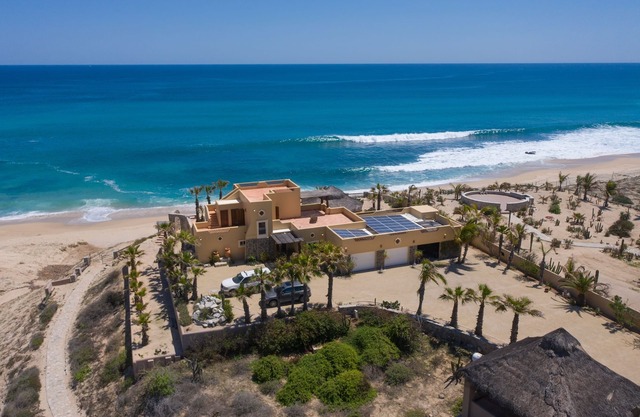 Fantastisches Anwesen am Strand mit Pool, Privatsphäre und Annehmlichkeiten in Hülle und Fülle