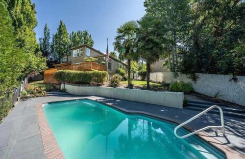 Fantastic Bright 4 Bedroom- Deck - Fireplaces