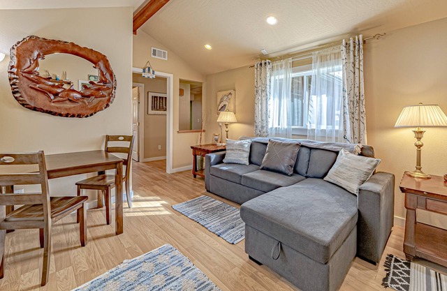 Fantastic cabin near beach & state parks with WiFi, grill & patio