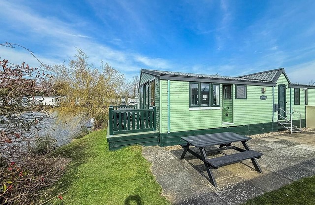 Luxus-Wohnwagen mit Terrasse und herrlichem Blick auf den See zu vermieten ref 33002
