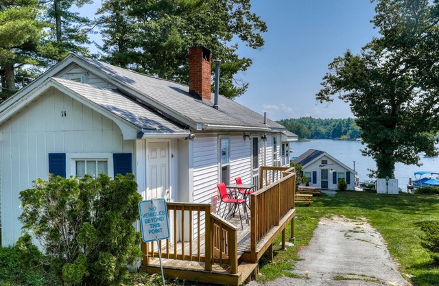 Fantastic Cottage W/ Water Views, Dock Access, Fast WiFi & Private Deck!