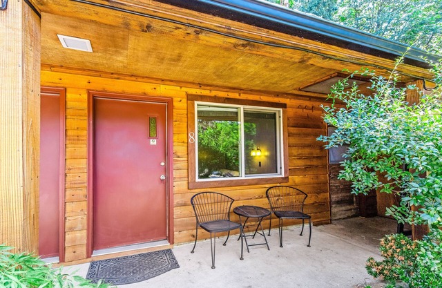 Fantastic dog-friendly retreat with 8 suites, fast WiFi & lush grounds