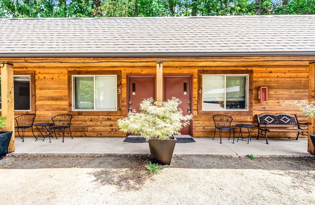 Fantastic dog-friendly retreat with 8 suites, fast WiFi & lush grounds