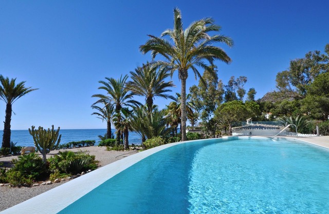 Fantastic finca right by the sea with infinity pool