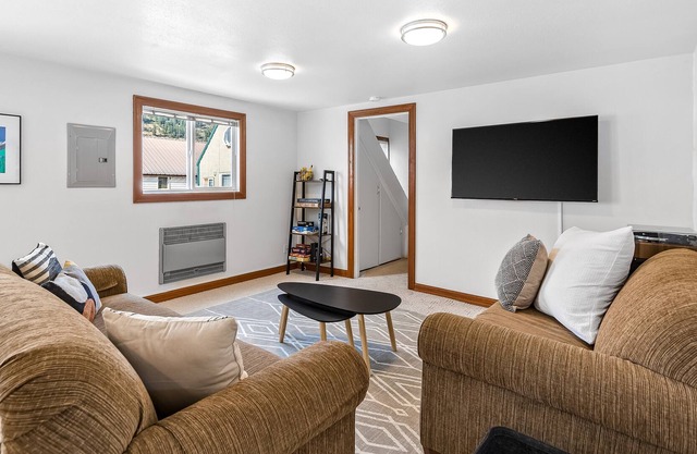 Fantastic Floating Home W/ Stunning Views, Deck, Gas Grill, Free WiFi & More!
