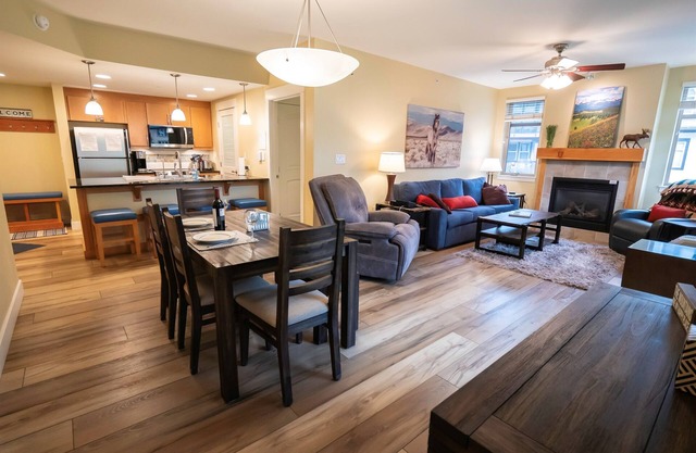 Fantastische vordere Ecke 2BD / 2BA Eigentumswohnung an der Basis des Winterparks