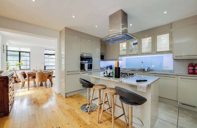Fantastic garden flat in a stylish Art Deco building Southsea