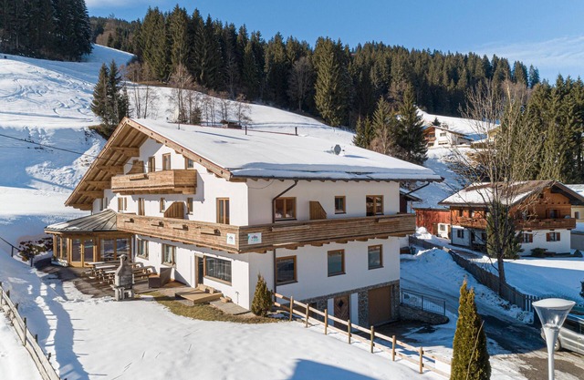 Gruppenhaus mit Kino, Pool Billard und Sauna