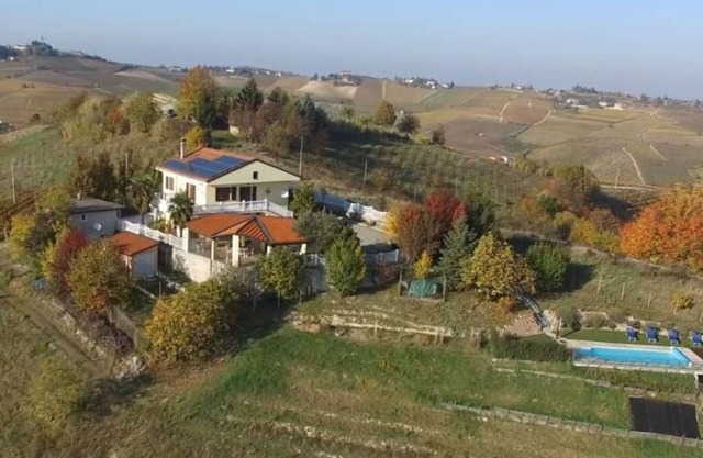 Zauberhafte Ferienwohnung mit Pool an herrlicher Aussichtslage nahe Acqui Terme