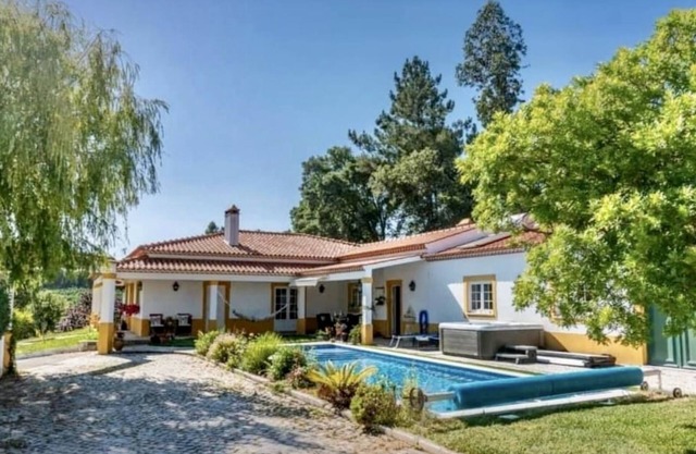 Fantastic house, swimmingpool, jacuzzi, horses