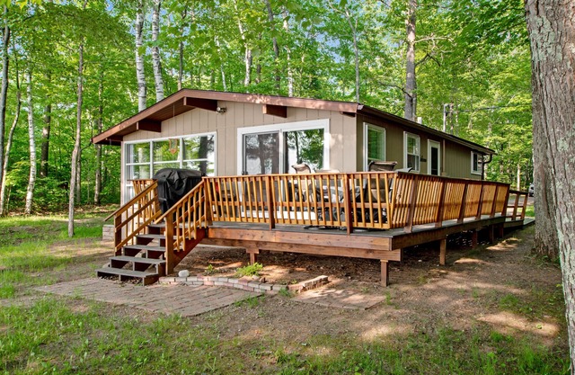 Fantastic lakefront home with fireplace, fast WiFi, washer/dryer & dog-friendly