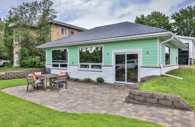 Fantastic lake cottage with shared dock, easy beach access, WiFi & central AC