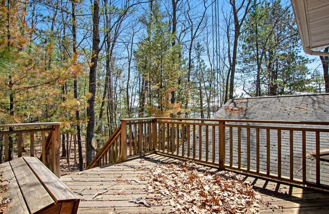 Fantastic lake getaway with dock, firepit, gas grill, fast WiFi & furnished deck