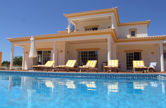 Große Luxusvilla mit beheiztem Pool, Sat-TV und kostenlosem WLAN