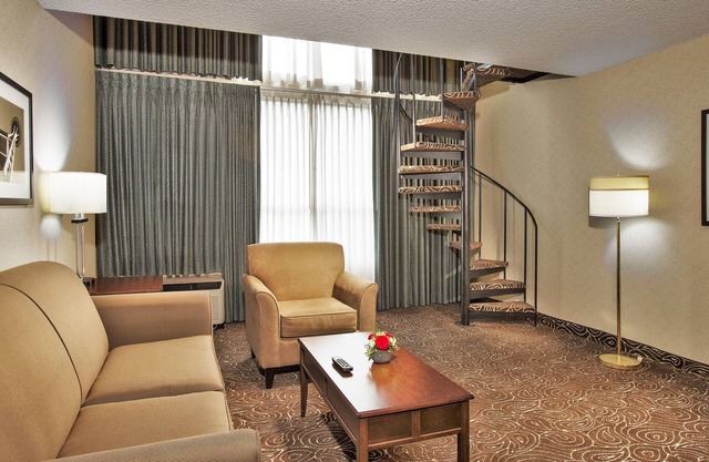 Fantastic location! Close to Shopping Malls & Best Restaurants! Parking, Pool