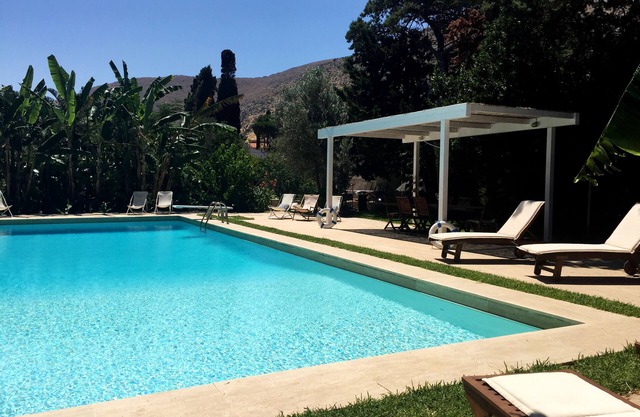 Fantástica piscina rodeada de 10.000 metros cuadrados de jardín privado.